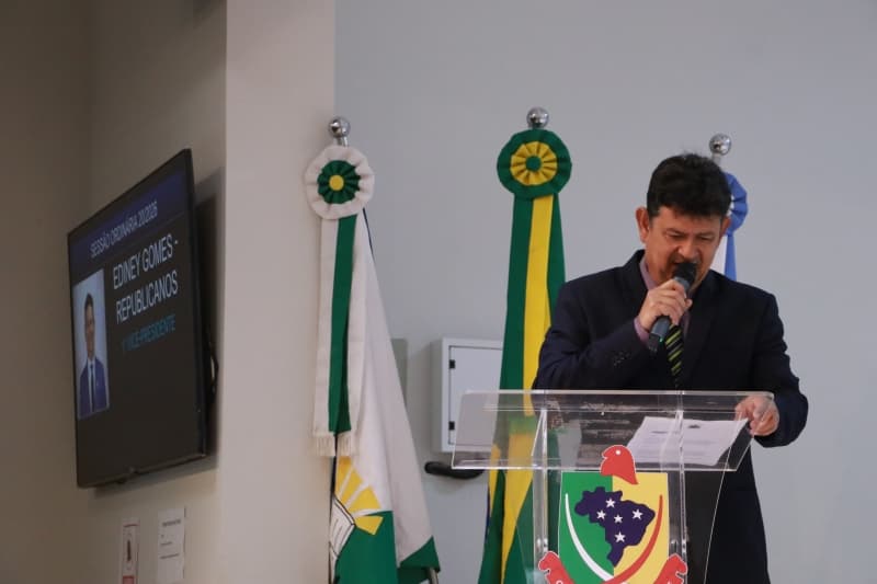 Vereador Ediney Gomes solicita melhorias em via próxima a escola e manutenção de estrada utilizada...